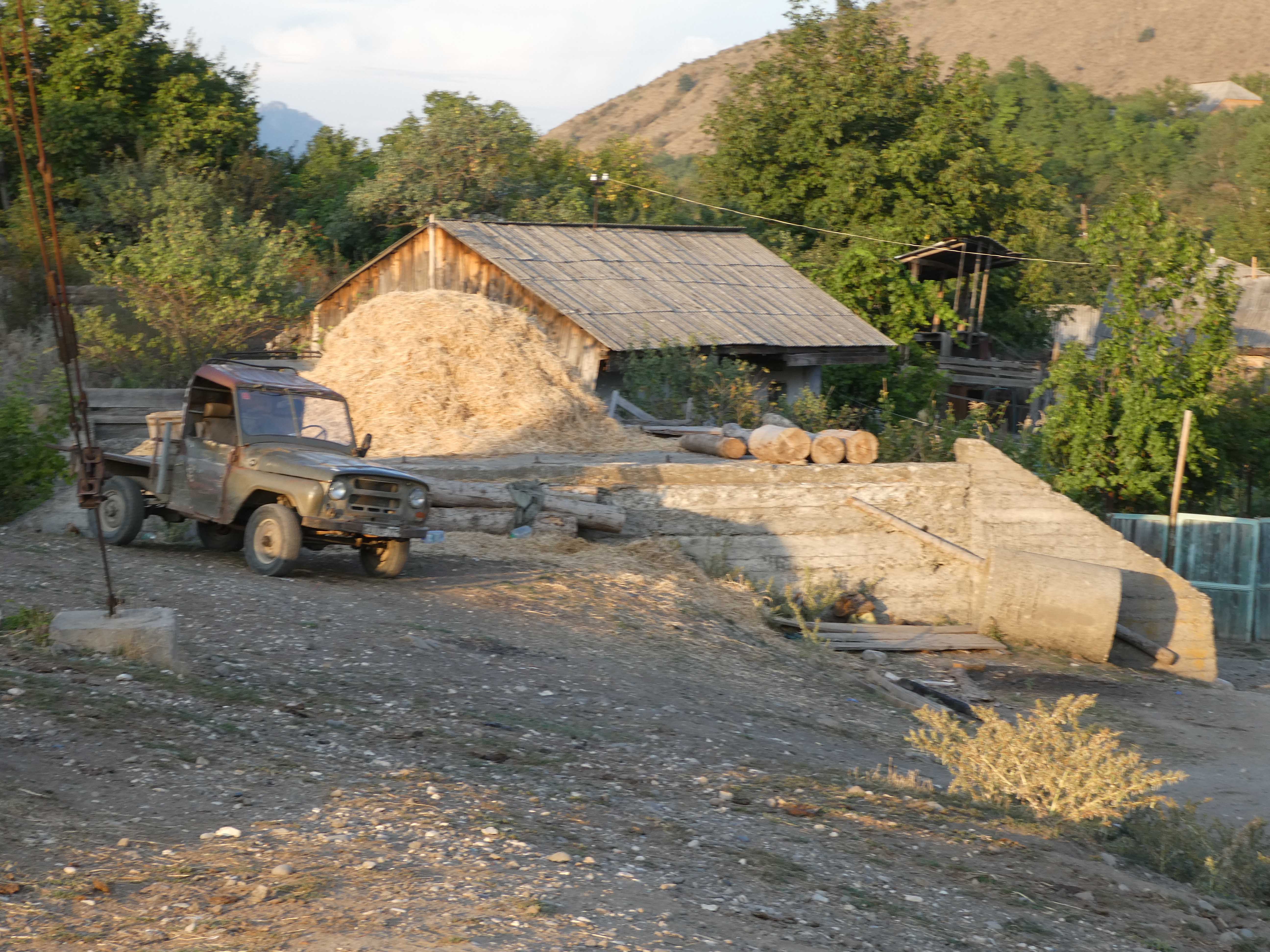 jeep in bergdorp.jpg